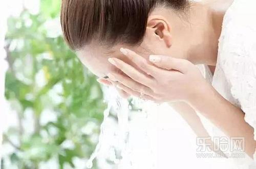 用柠檬水洗脸好吗,柠檬水洗脸的正确方法-乐哈