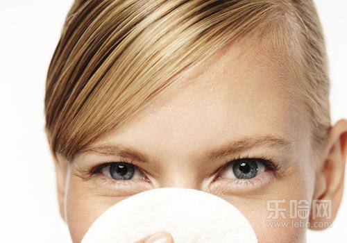 眼皮上长疙瘩怎么回事,眼皮上长了个小肉粒是