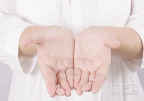 手老是出汗是什么原因,手出汗是什么原因引起