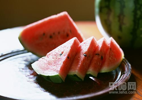 西瓜子是白色的能吃吗,白籽西瓜可以吃吗-乐哈