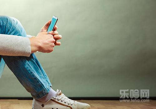 手机后脖子疼怎么办,玩手机脖子疼怎么锻炼-乐