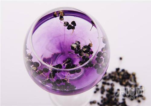 黑枸杞为什么会变色,黑枸杞为什么一泡掉色-乐