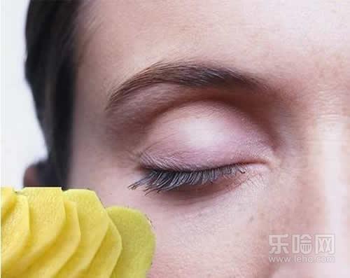 土豆敷眼睛的正确方法,土豆片怎样敷眼睛-乐哈