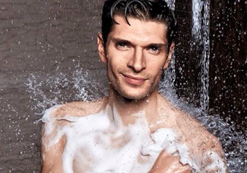 男人洗澡做4个动作,可以防病养生!你能做到吗