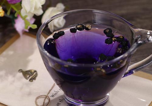 黑枸杞泡水后什么颜色最好