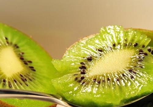 猕猴桃能去雀斑吗,经期吃这个水果,斑没了,胸大