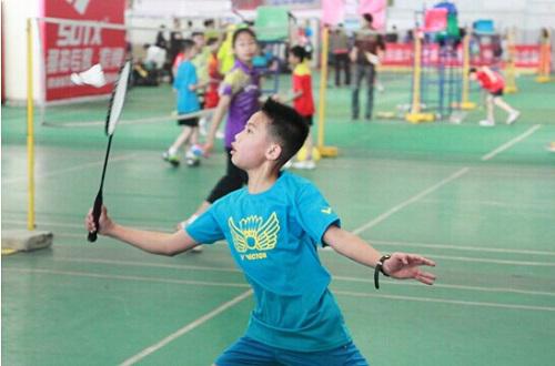 小孩打羽毛球的好处 打羽毛球对孩子的5大好处