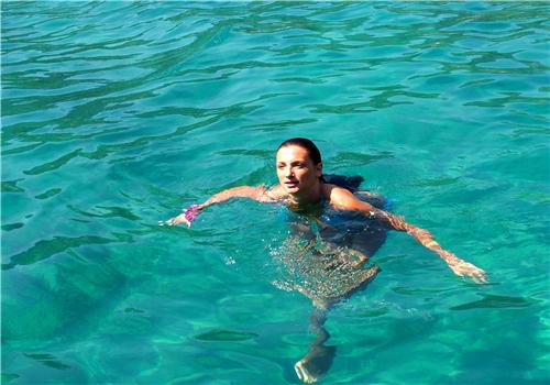 蛙泳如何游得快,蛙泳的动作要领