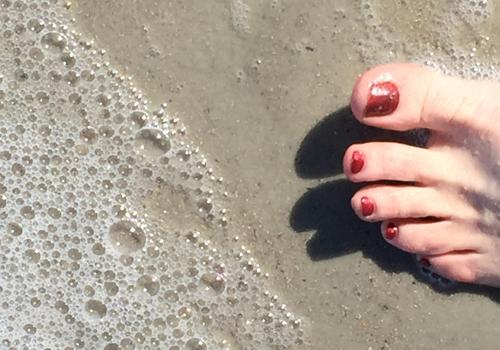 脚趾甲发白是灰指甲吗