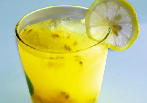 百香果泡水什么时候喝最好 晚上能喝百香果水