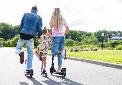 小孩几岁学轮滑最合适,孩子从几岁开始学轮滑