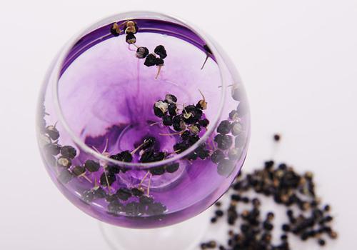 黑枸杞泡水后什么颜色 为什么黑枸杞泡水会变色-乐哈健康网