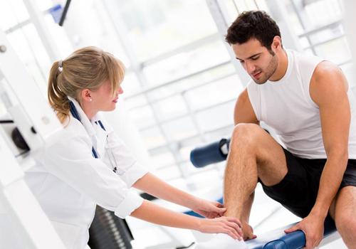 崴脚冰敷多长时间 崴脚冰敷后还要做什么-乐哈