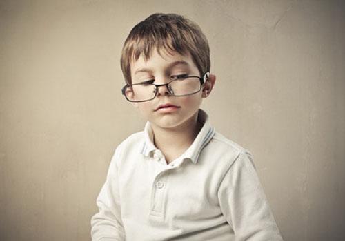 孩子近视的表现,孩子近视的前兆表现,儿童近视