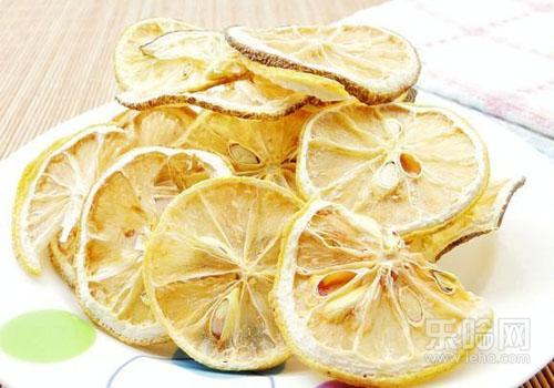 柠檬能用热水泡吗,柠檬可以用开水冲泡吗-乐哈