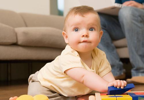 宝宝一岁三个月了还不会走路怎么回事 作为家