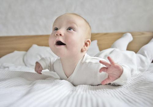 宝宝一岁一个月了还不会说话怎么办 首先应排