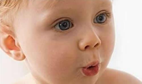宝宝嘴巴很臭是怎么回事,宝宝嘴巴臭是怎么回