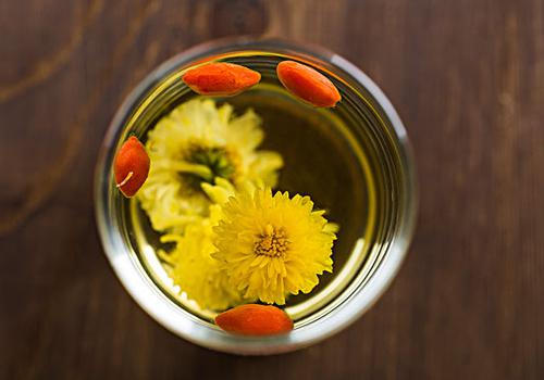 秋天喝枸杞菊花茶有大益-乐哈健康网