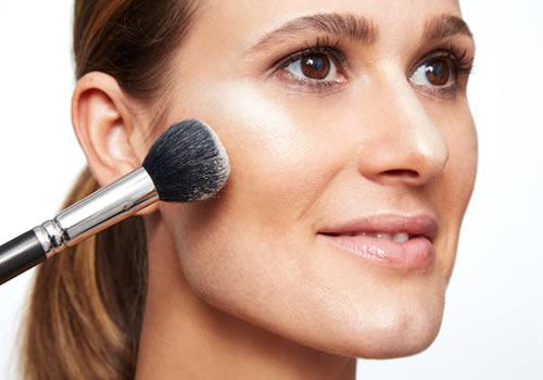 涂了cc霜还要涂粉底液吗 涂cc霜后涂这些东西