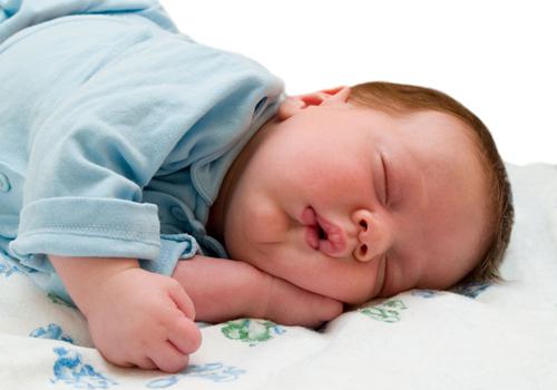 小孩耳朵流黄水是什么原因,宝宝耳朵流黄水怎