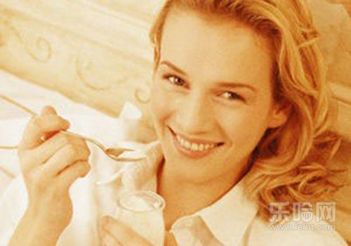 睡前喝酸奶能丰胸吗,睡前喝酸奶丰胸吗-乐哈健