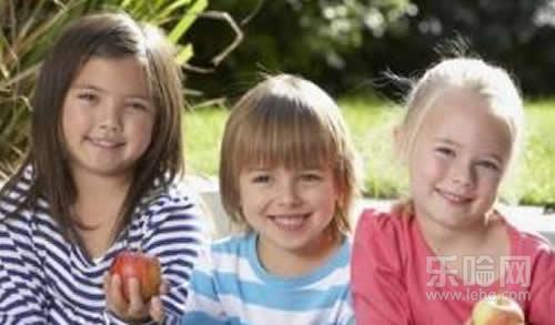 小孩皮肤黑是什么原因,父母皮肤都白小孩为什