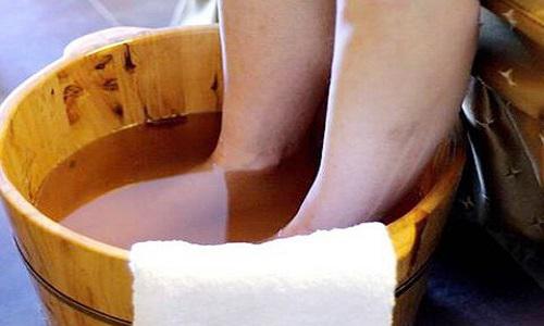 秋天用醋泡脚的好处,用醋泡脚的正确方法-乐哈
