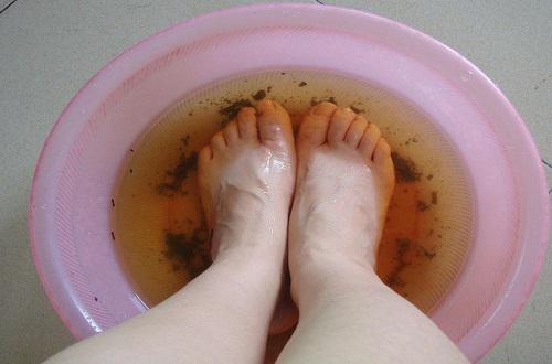 茶水泡脚有什么好处,茶叶泡脚的功效与作用-乐