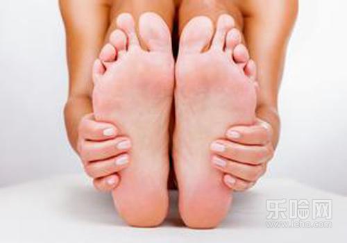 脚干燥脱皮怎么办,脚特别干还脱皮怎么办-乐哈