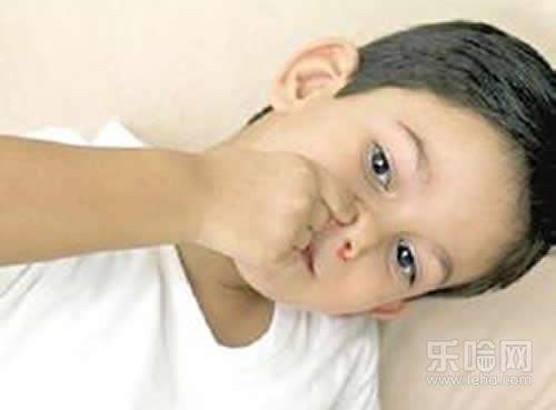 小孩经常流鼻血是怎么回事,小孩经常流鼻血是