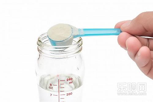 婴儿奶粉冲好后可以放多久,婴儿奶粉泡了多久