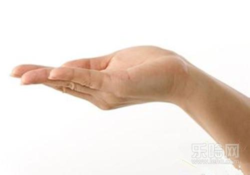 手指甲被门夹了有淤血怎么办,门夹到手指甲内