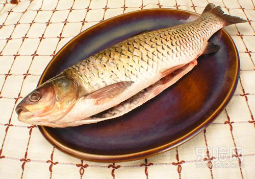 去鱼鳞的好方法,巧刮鱼鳞妙招,怎么去鱼鳞快-乐