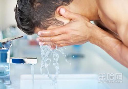 皮肤差的男生怎么洗脸,皮肤差的男人晨起别用