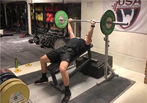 卧推错误动作,卧推拱桥是错误的吗