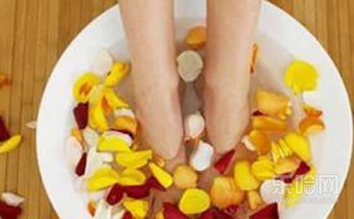 柚子皮泡脚的功效与作用,柚子皮煮水泡脚的功