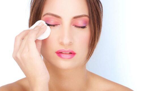 卸妆水的正确使用方法 这样用才能卸妆干净.-乐