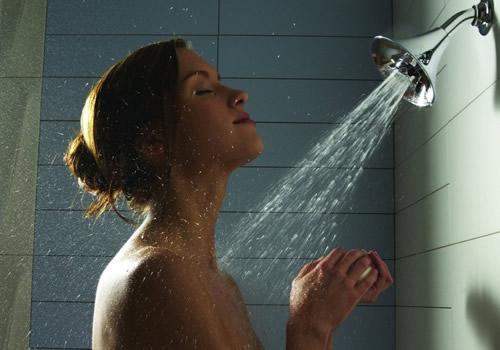 洗完澡后身上痒是什么原因 一个动作就能让你