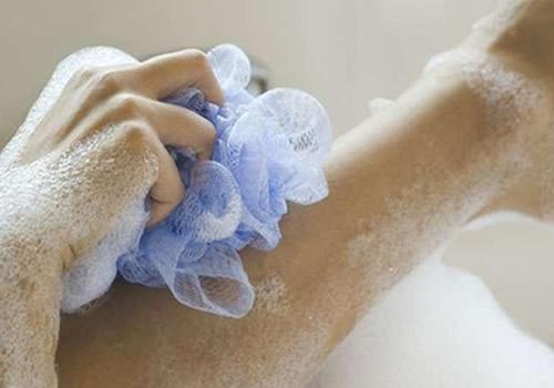 洗完澡后身上痒是什么原因 一个动作就能让你