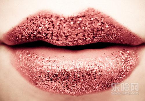 嘴唇黑色素沉淀是怎么祛除,嘴唇的黑色如何去