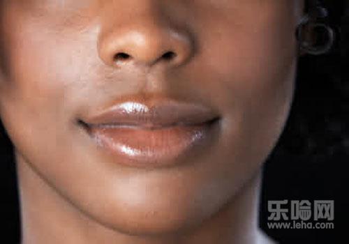 嘴唇怎么黑成这样了?