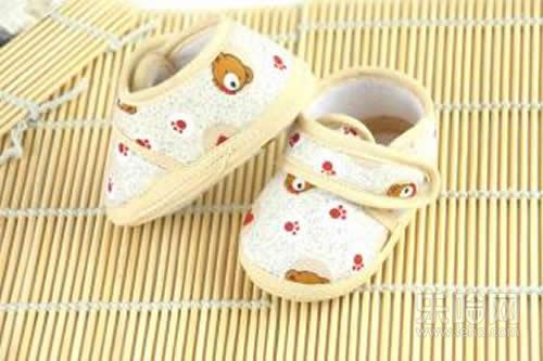 宝宝多大穿鞋子比较好,宝宝几个月穿鞋子最合