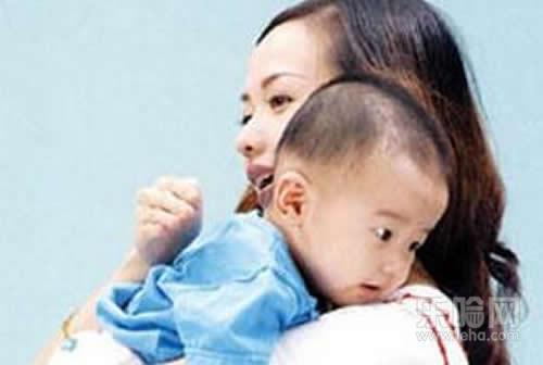 宝宝咳嗽拍背的方法,宝宝咳嗽怎么拍背,宝宝咳嗽时拍哪里比较好-乐哈健康网