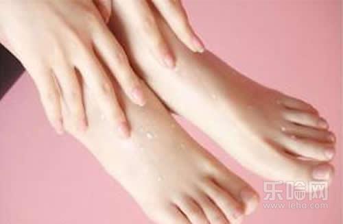 脚趾甲变白是什么原因,为什么脚趾甲会变白,脚