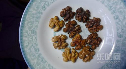 核桃仁皮发黑能吃吗,核桃仁皮黑了能吃吗-乐哈