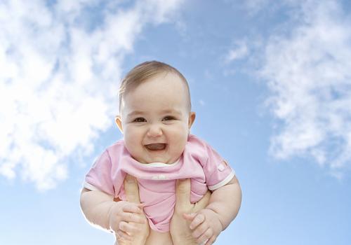 宝宝头发长的不均匀是怎么回事 要赶紧给宝宝