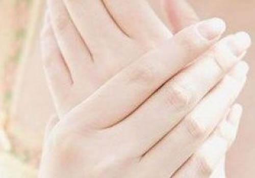手指甲有白点是怎么回事 来看看这些白点的原