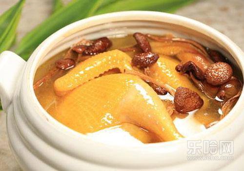 产后能喝母鸡汤吗,产妇可以喝母鸡汤吗,产妇能