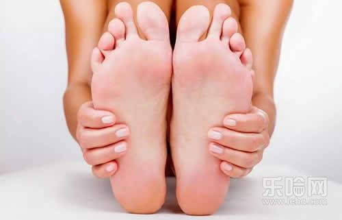 脚底干燥怎么办,脚底干燥脱皮怎么办,脚底干燥